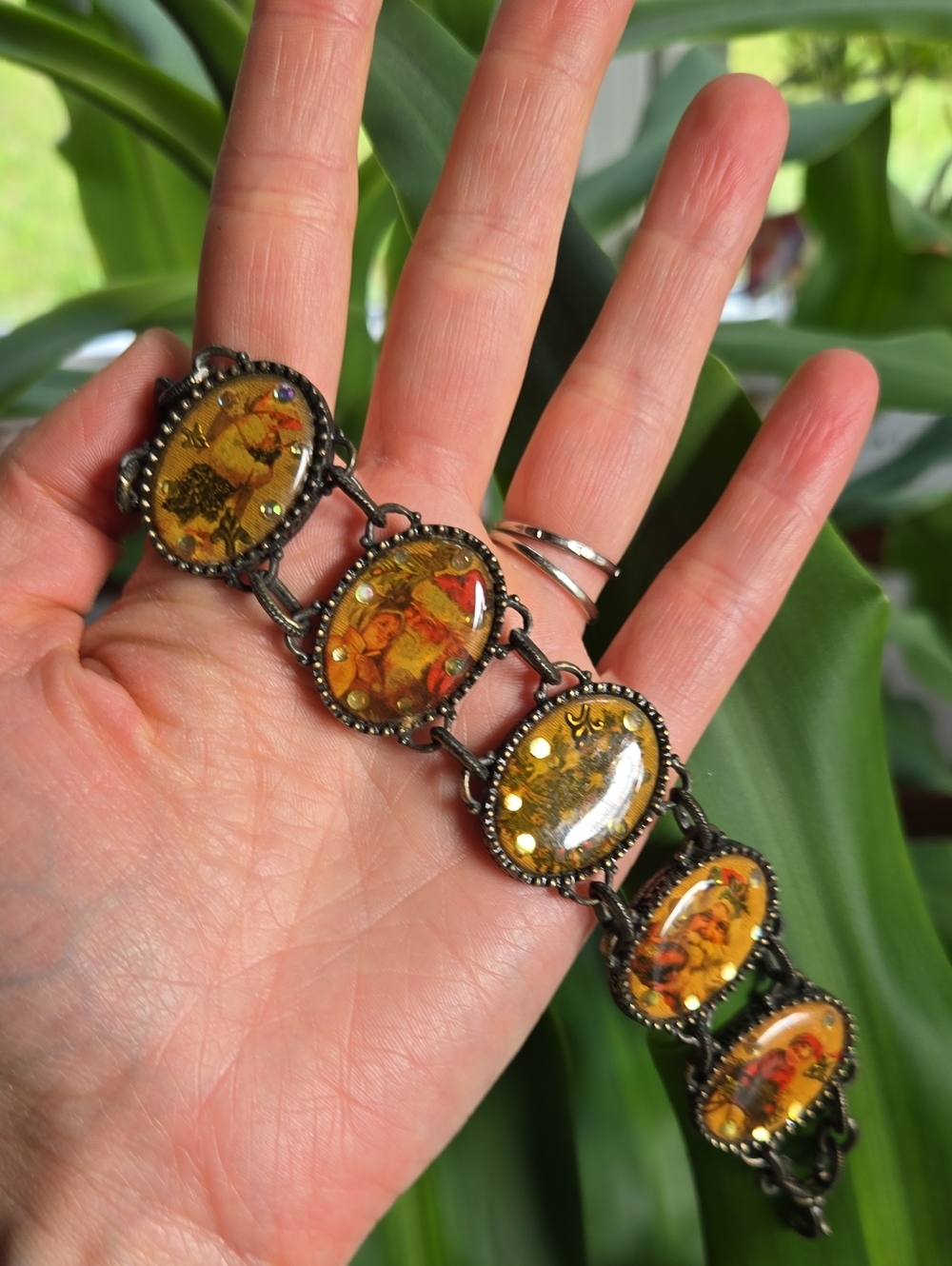 Vintage-Style Yellow Floral Resin Link Bracelet